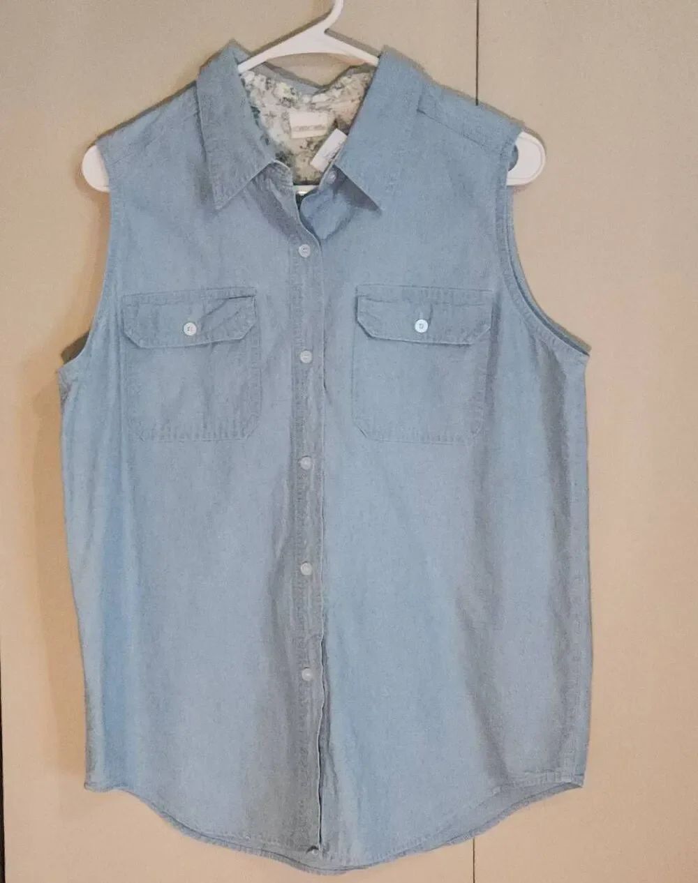 U8 Cherokee light blue denim sleeveless button up shirt w front flap pockets